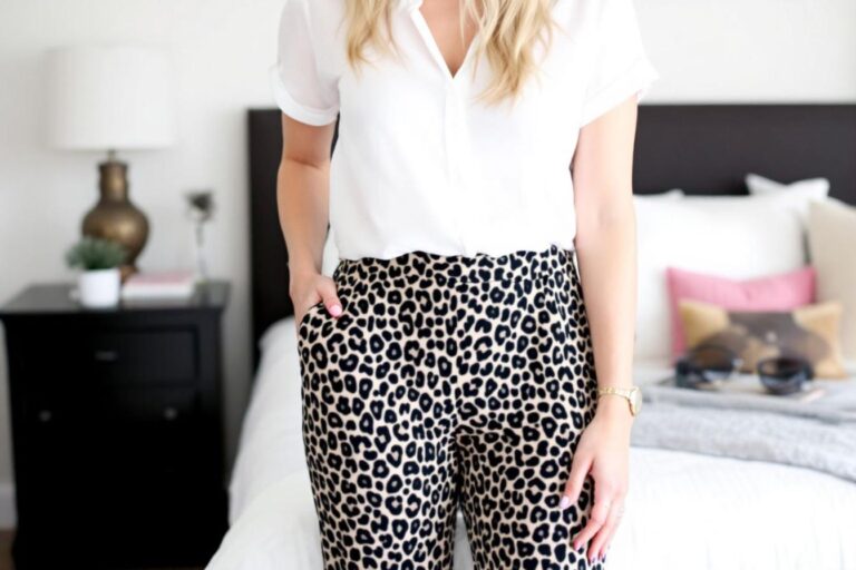 Quel haut mettre avec un pantalon léopard ?