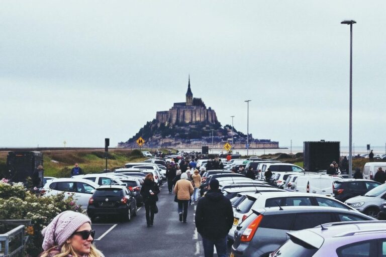Témoignages sincères sur le stationnement à Beauvoir près du Mont Saint-Michel : avis partagés et expériences vécues