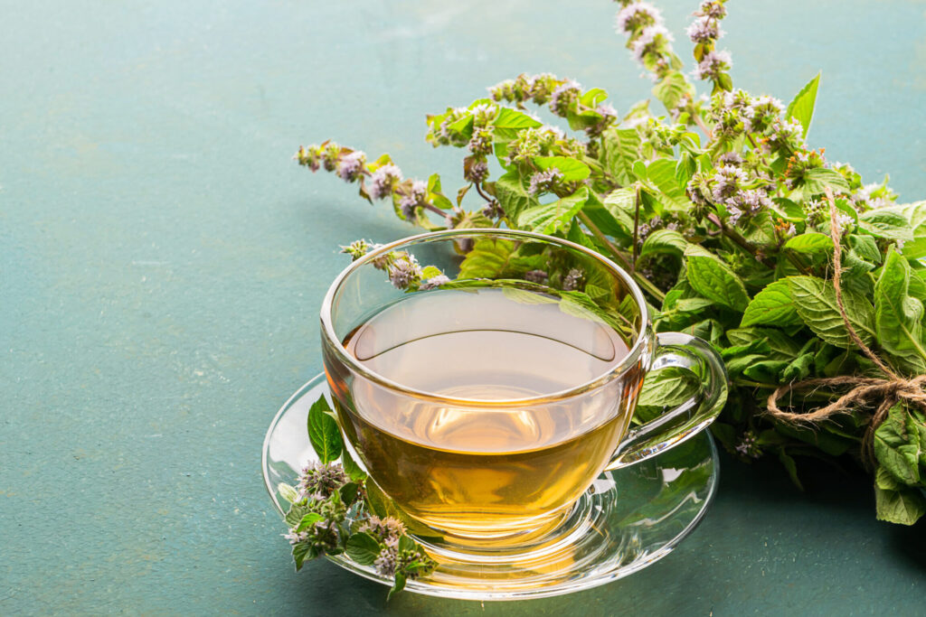 Quelle infusion naturelle peut aider un bébé à se détendre avant le coucher ?