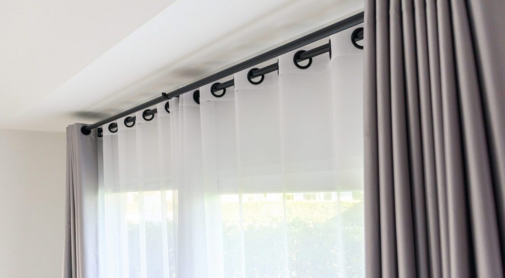 Comment attacher des rideaux de façon originale pour changer votre décoration ?