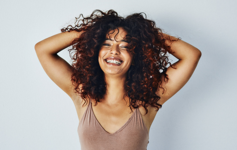 Des boucles définies, souples et lumineuses : le résultat d'une routine capillaire adaptée.