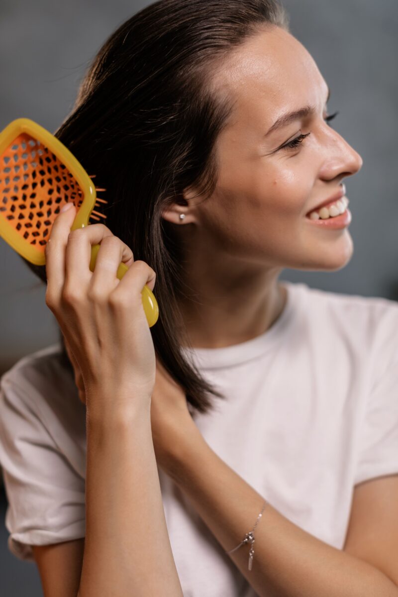 Cheveux longs : comment préserver ses longueurs au quotidien