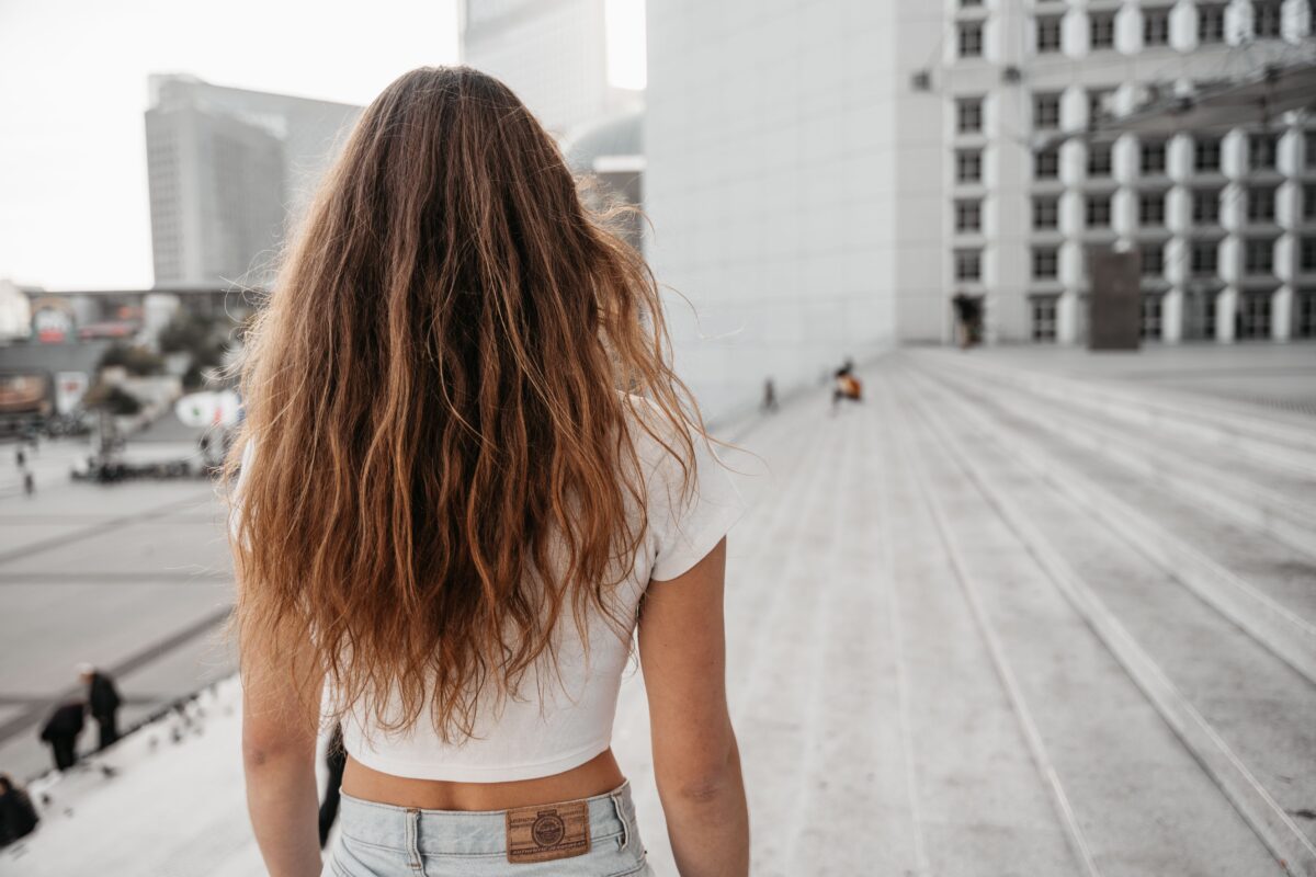 Cheveux longs : comment préserver ses longueurs au quotidien